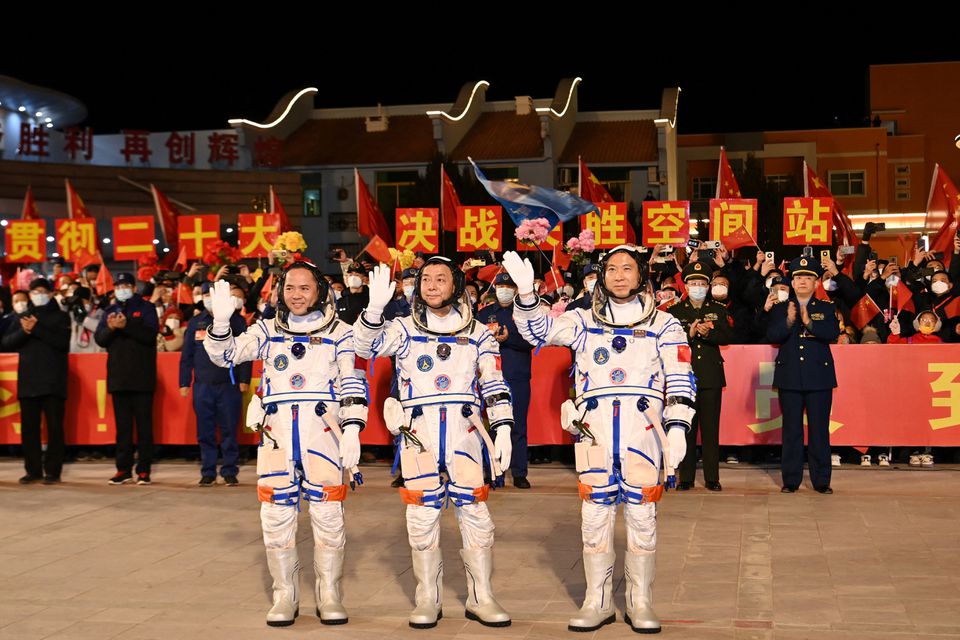 Phi hành gia Trung Quốc lên trạm vũ trụ trong sứ mệnh lịch sử - Ảnh 1.