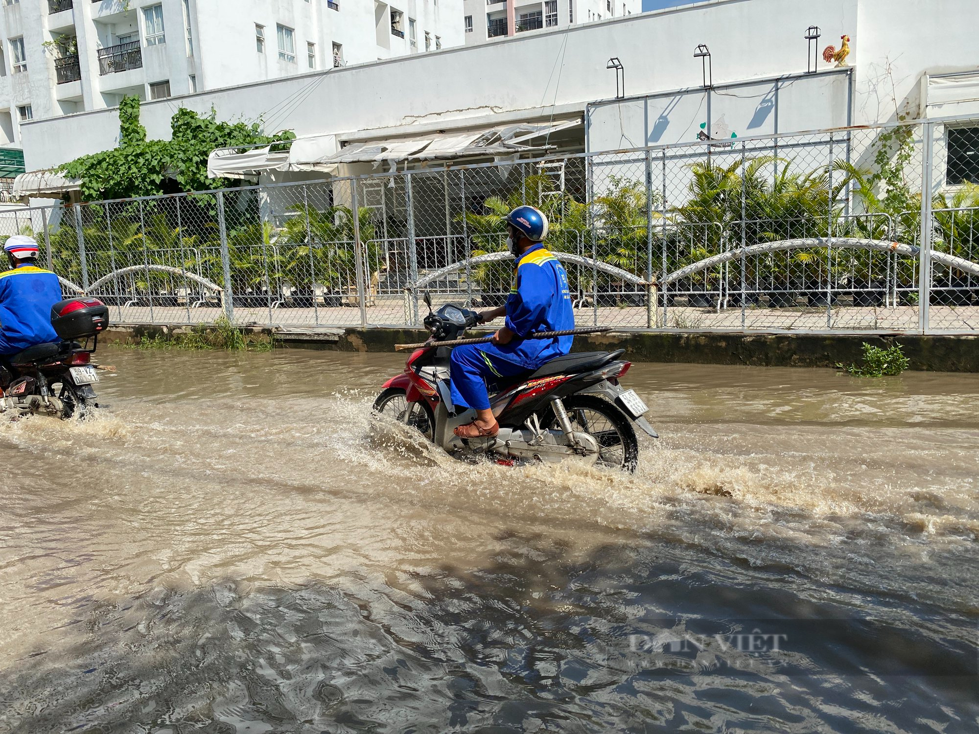 Vụ vỡ cống chống ngập ở TP.Thủ Đức: Nước vẫn chưa rút, nhiều ô tô hư hỏng nặng phải cẩu đi sửa chữa  - Ảnh 2.