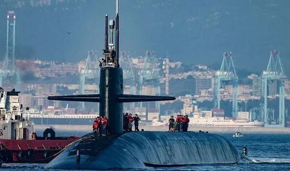 Tàu ngầm hạt nhân lớn nhất thế giới cập cảng Gibraltar, Anh gửi cảnh báo tới Nga - Ảnh 1.