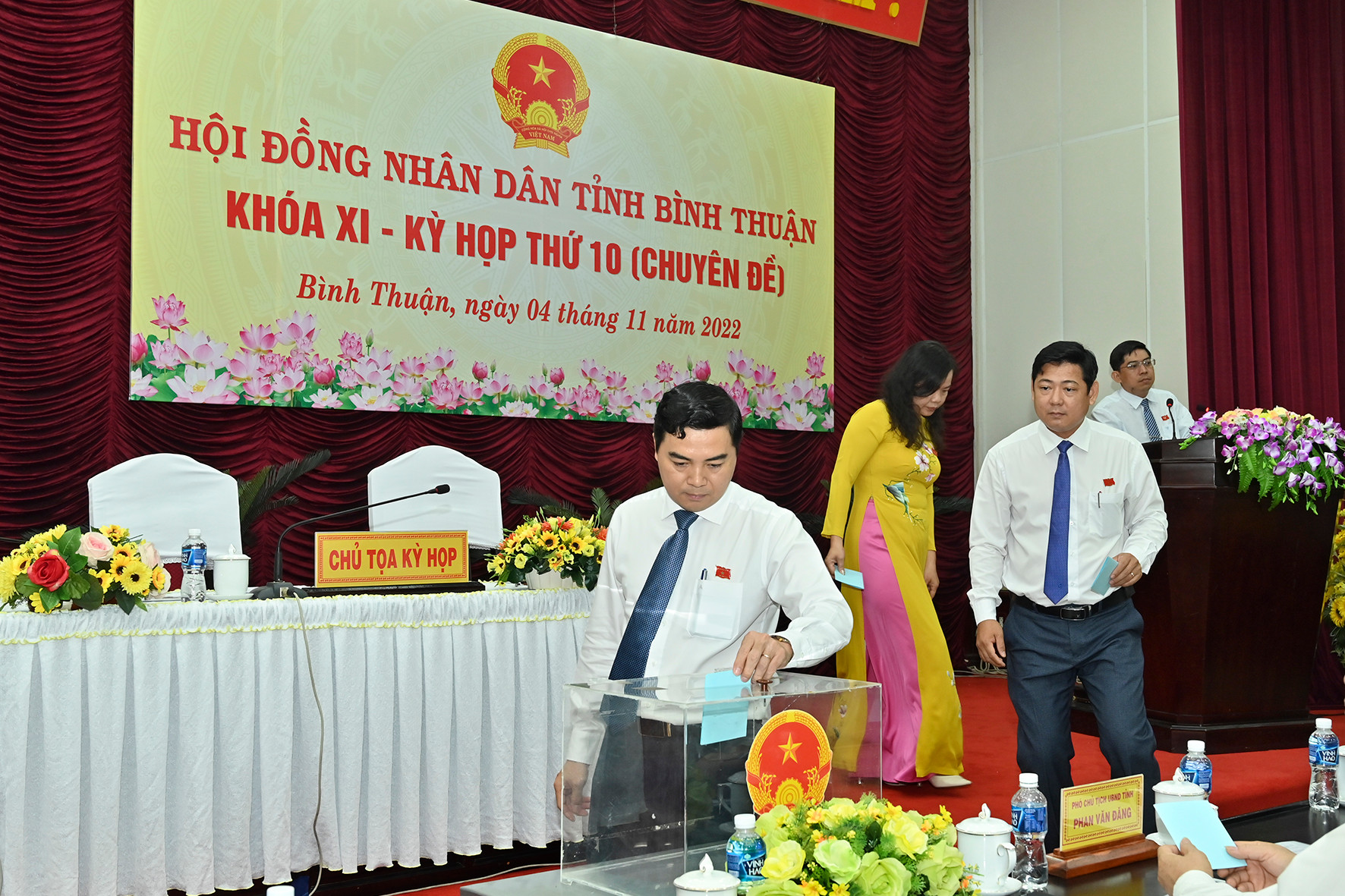 Bình Thuận: Miễn nhiệm chức vụ Chủ tịch UBND tỉnh đối với Lê Tuấn Phong theo nguyện vọng cá nhân - Ảnh 1.