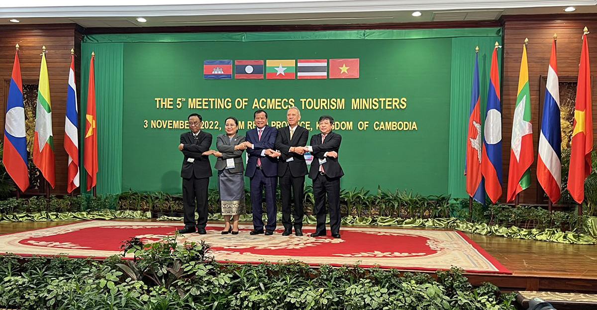 Du lịch Việt Nam thu 425 nghìn tỉ đồng, đón 2,14 triệu lượt khách quốc tế sau khi mở cửa - Ảnh 1.