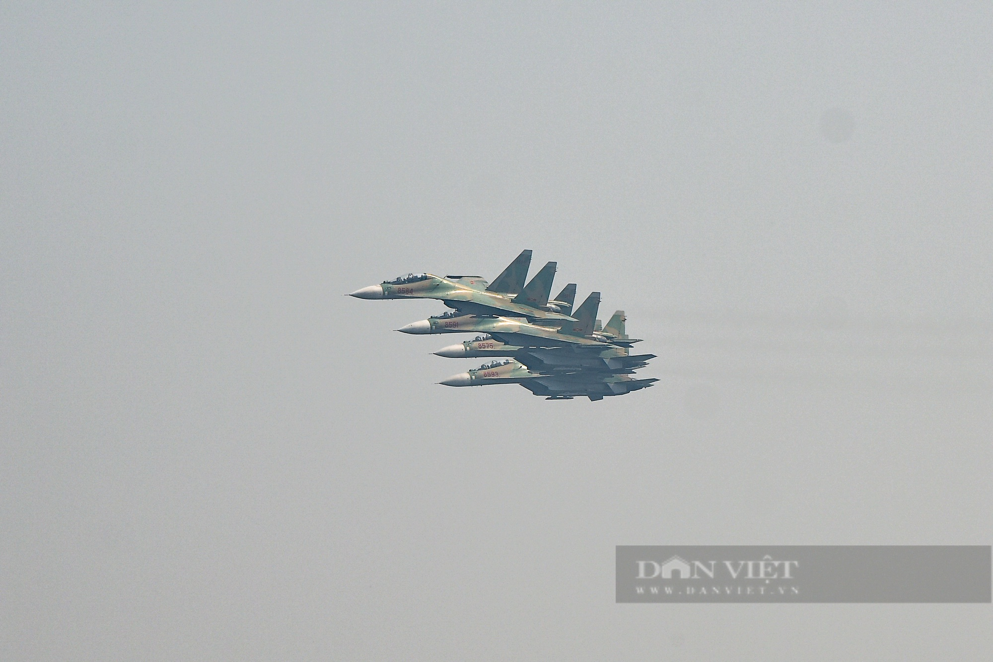 Ấn tượng hình ảnh &quot;Hổ mang chúa&quot; Su-30 bay luợn trên bầu trời Hà Nội - Ảnh 1.