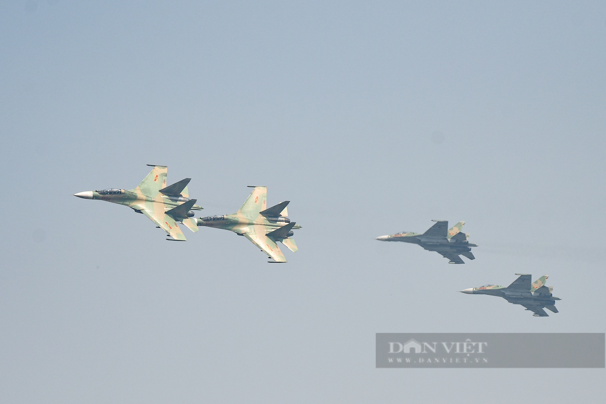 Ấn tượng hình ảnh &quot;Hổ mang chúa&quot; Su-30 bay luợn trên bầu trời Hà Nội - Ảnh 2.