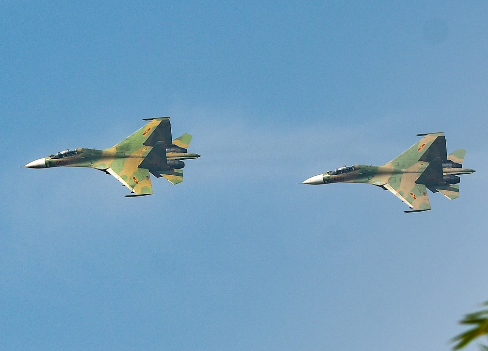 Ấn tượng hình ảnh &quot;Hổ mang chúa&quot; Su-30MK2 bay luợn trên bầu trời Hà Nội - Ảnh 5.
