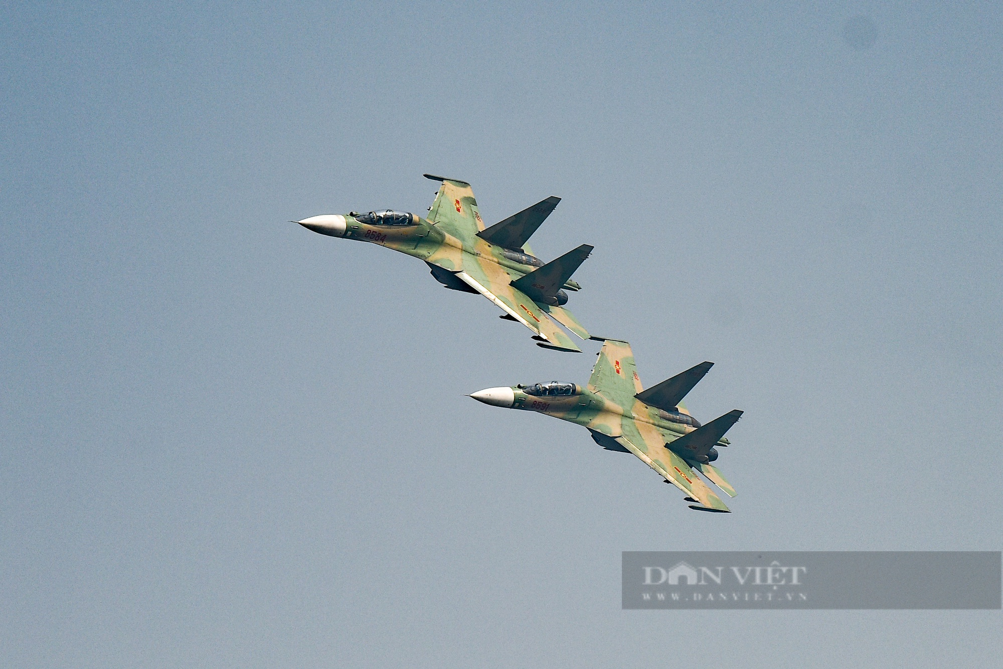 Những hình ảnh về hổ mang chúa Su-30MK2 vô cùng ấn tượng và đầy mạnh mẽ. Hãy cùng đến với những căn cứ quân sự và chiêm ngưỡng khả năng bay đầy uy lực của loại máy bay này.