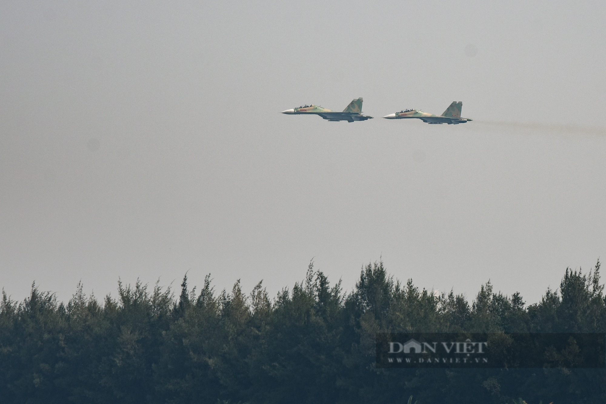 Ấn tượng hình ảnh &quot;Hổ mang chúa&quot; Su-30 bay luợn trên bầu trời Hà Nội - Ảnh 3.