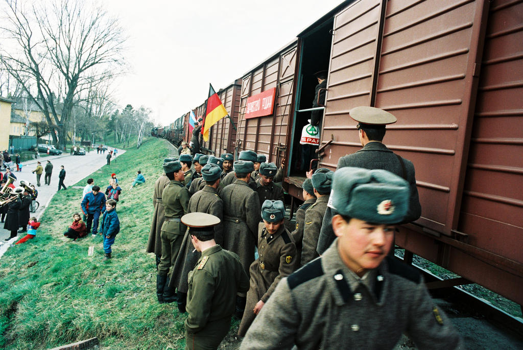 Liên Xô đã rút quân quy mô lớn khỏi Đức và Đông Âu như thế nào?  - Ảnh 1.