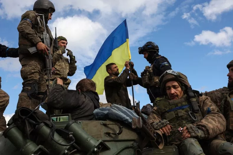 Ukraine tuyên bố Nga bỏ rơi hàng loạt trạm kiểm soát ở Kherson - Ảnh 1.
