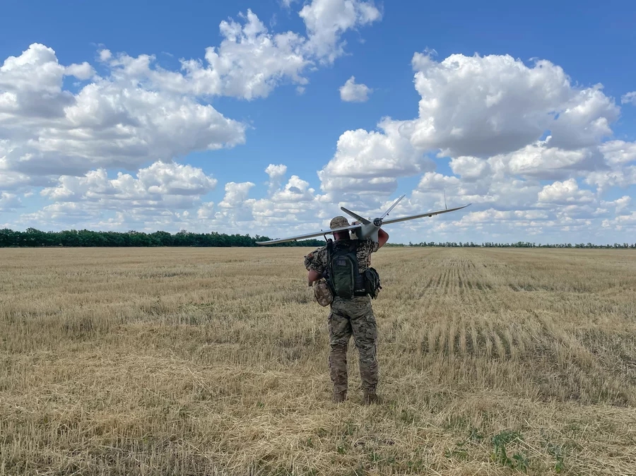 Một thành viên của đội giám sát quân sự Ukraine đã sẵn sàng phóng máy bay không người lái từ cánh đồng lúa mì ở miền nam Ukraine. Ảnh: @Jason Beaubien / NPR.