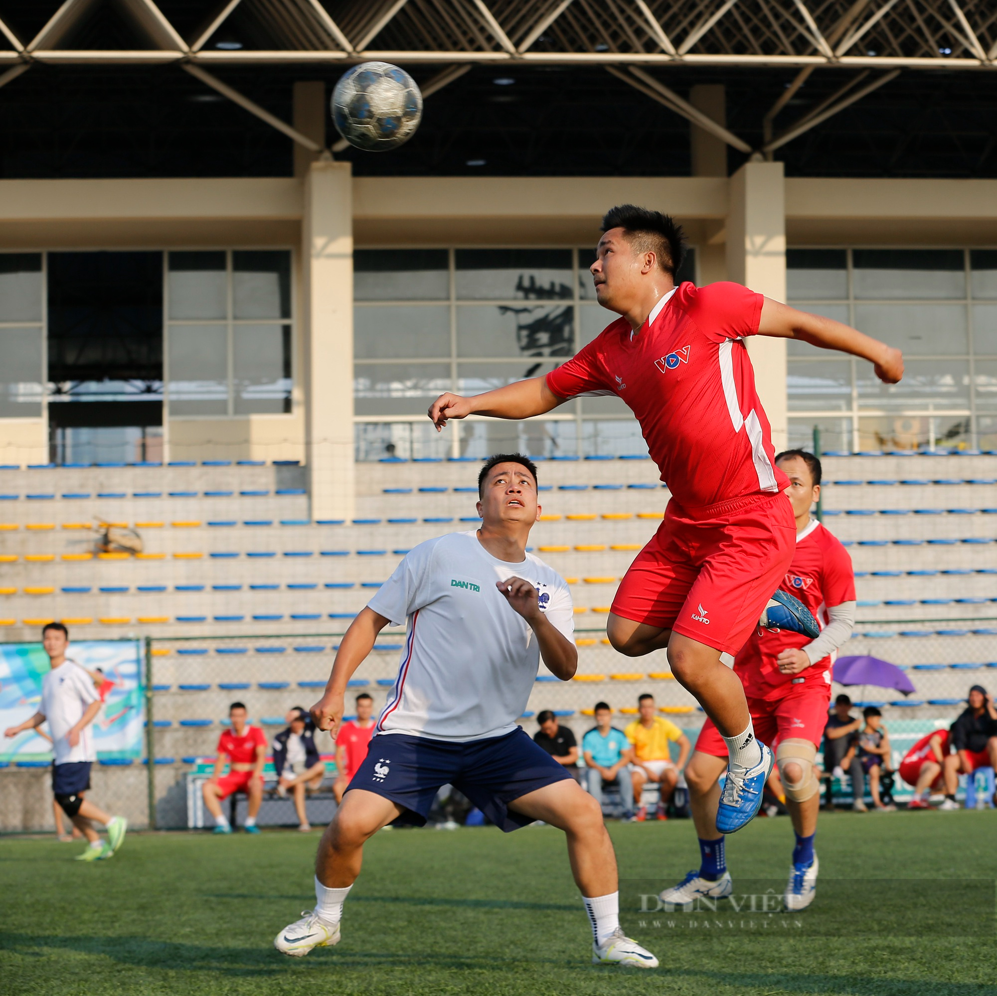 Báo Lao Động hẹn VOV ở trận chung kết sau màn &quot;đấu súng&quot; đầy kịch tính - Ảnh 3.