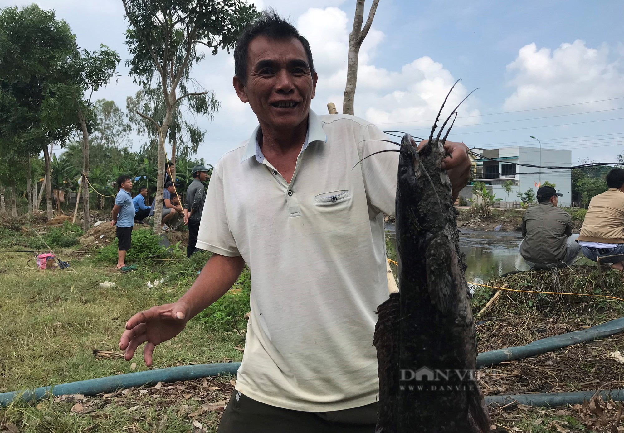 Mang 3 máy bơm hút cạn ao quanh năm phủ kín lục bình săn &quot;thủy quái&quot; ngay giữa lòng thành phố - Ảnh 7.