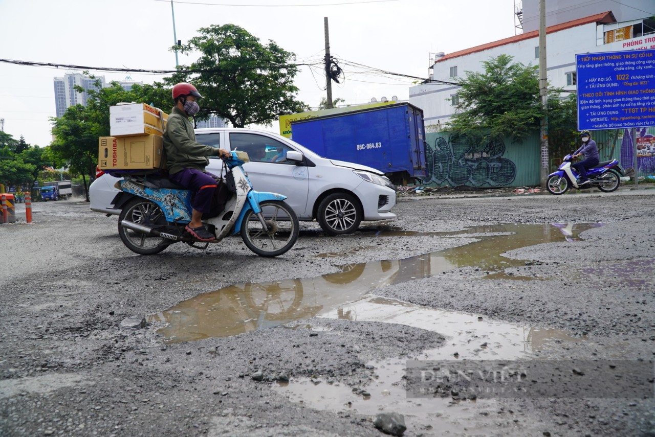 Đường Trần Xuân Soạn (quận 7, TP.HCM) xuống cấp trầm trọng sau những trận triều cường “chí mạng” - Ảnh 3.