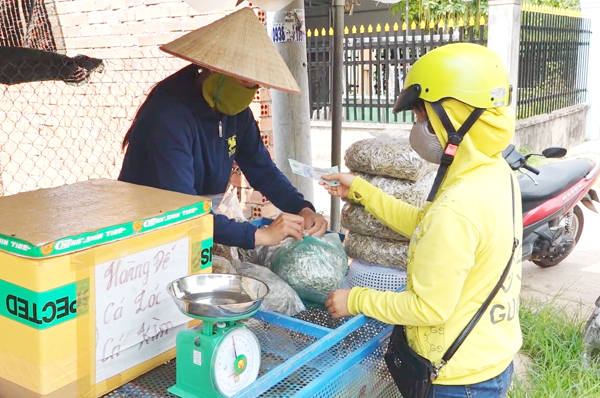 Đồng Nai: Đặc sản của lòng hồ Trị An vào mùa, bắt được rất nhiều, phơi la liệt dọc đường - Ảnh 10.