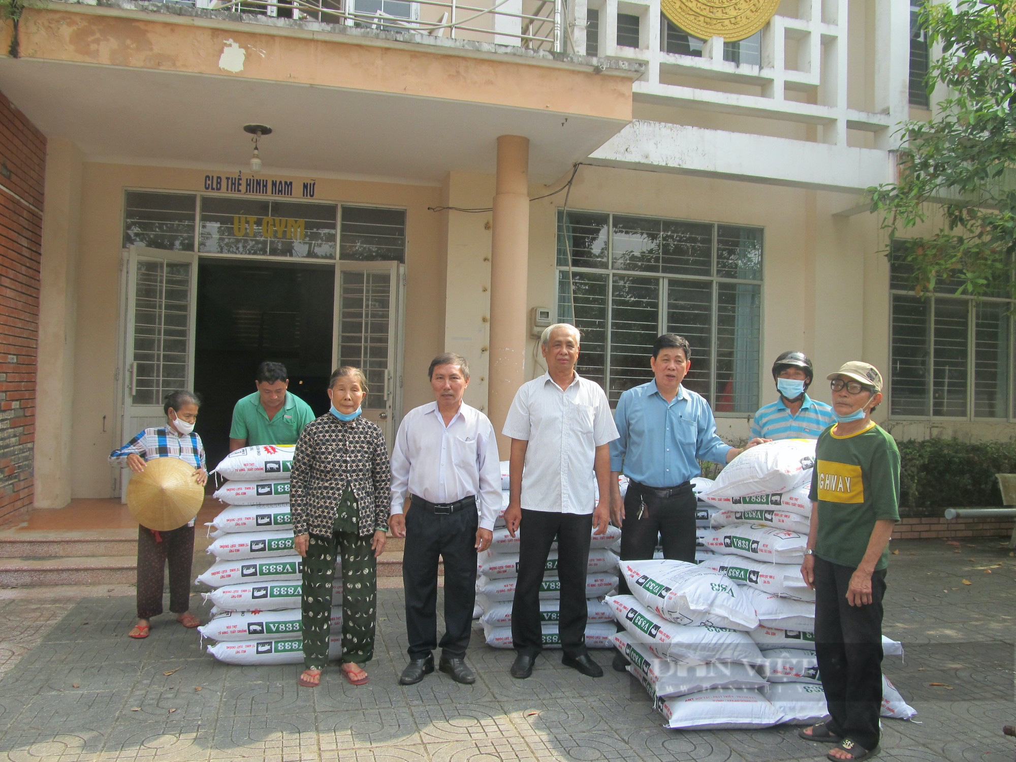 Hội Nông dân tỉnh Bà Rịa – Vũng Tàu trao heo rừng giống, thức ăn chăn nuôi cho hộ nghèo xã Long Phước - Ảnh 3.