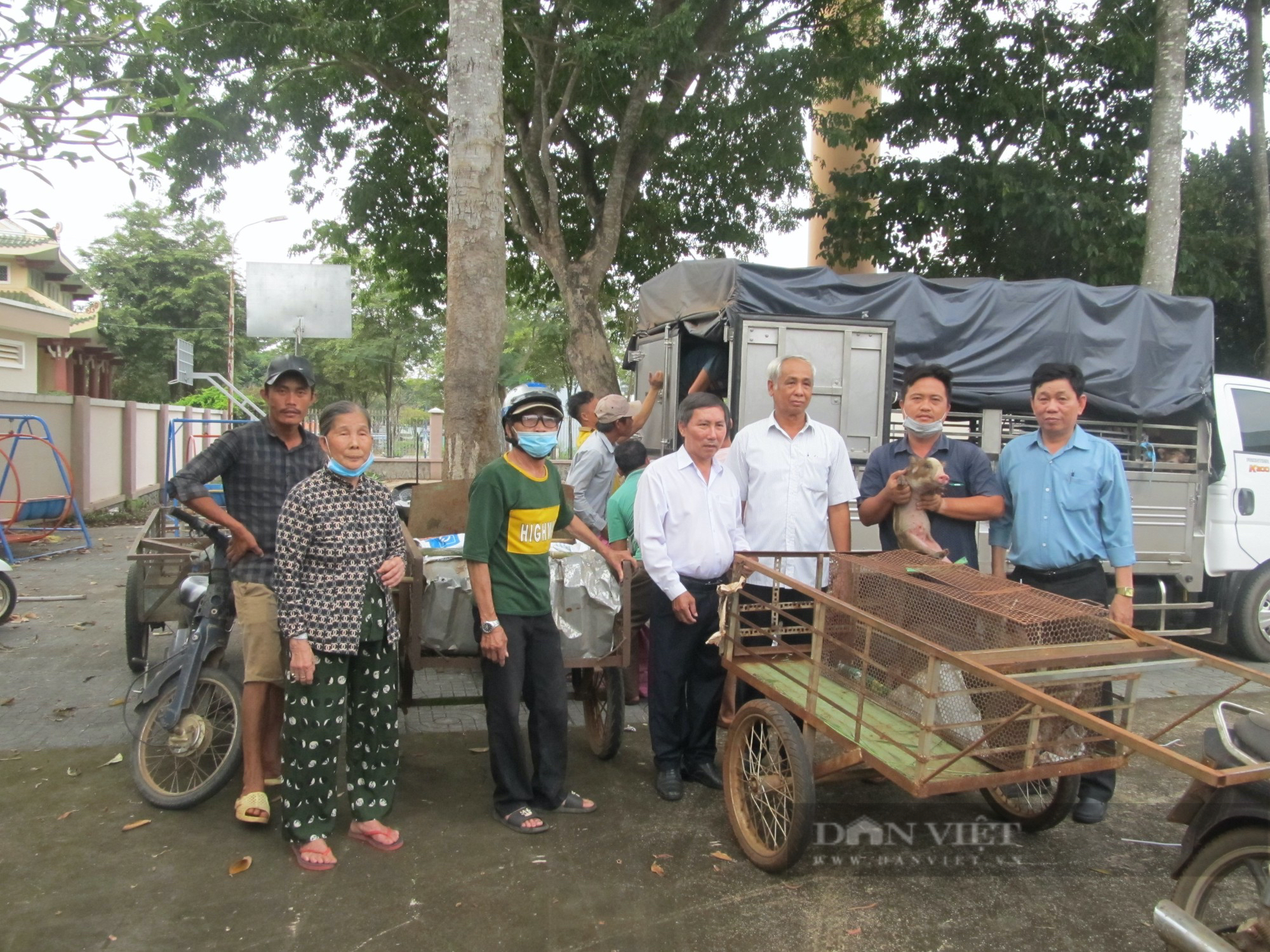 Hội Nông dân tỉnh Bà Rịa – Vũng Tàu trao heo rừng giống, thức ăn chăn nuôi cho hộ nghèo xã Long Phước - Ảnh 1.