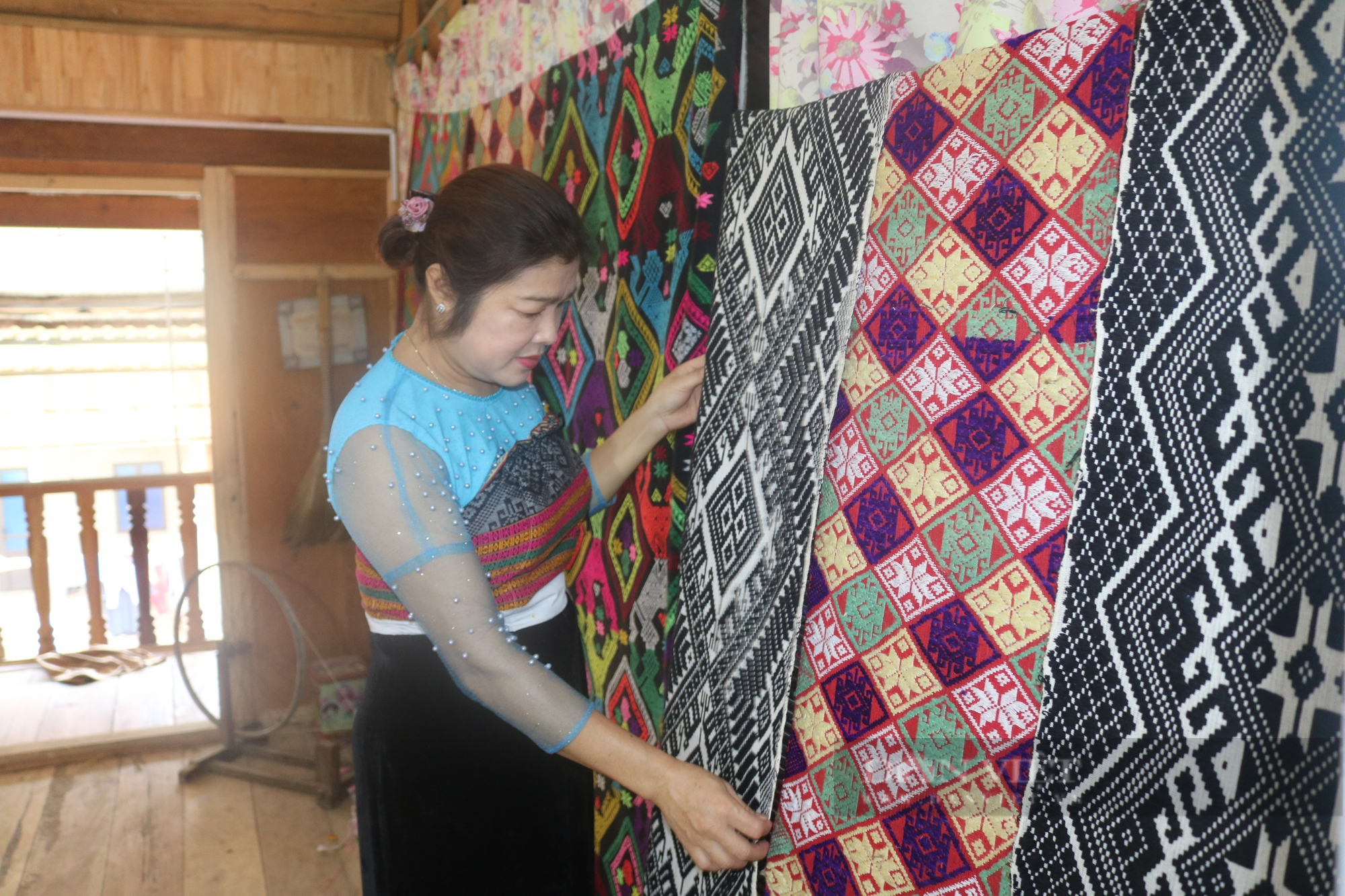 Những người phụ nữ dân tộc Thái Mai Châu gìn giữ nghề dệt thổ cẩm truyền thống gắn với du lịch - Ảnh 3.