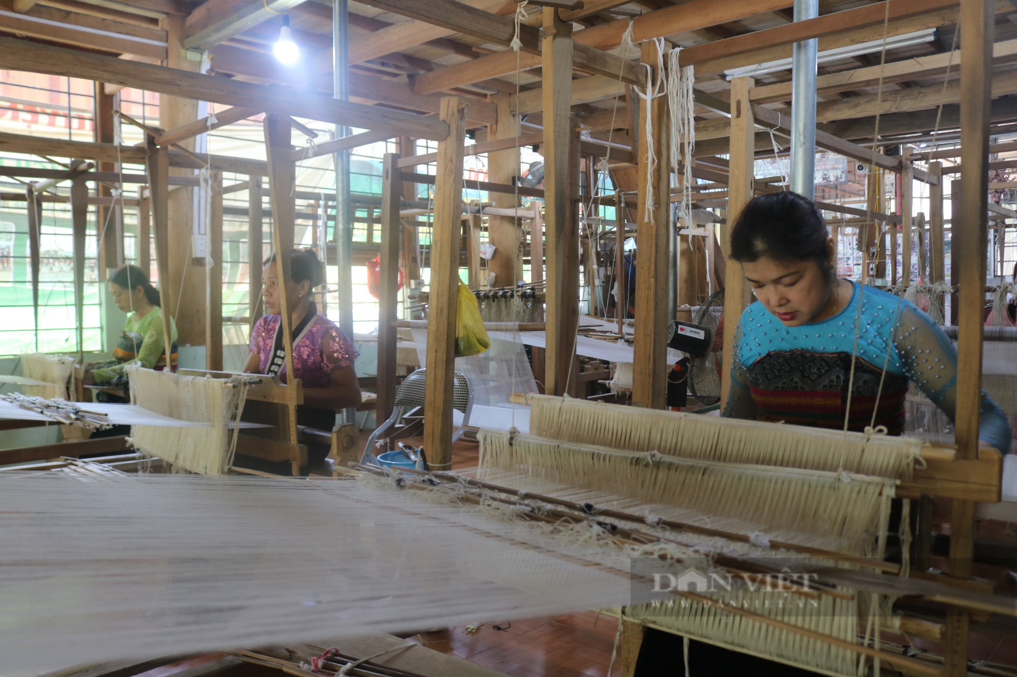 Những người phụ nữ dân tộc Thái Mai Châu gìn giữ nghề dệt thổ cẩm truyền thống gắn với du lịch - Ảnh 2.