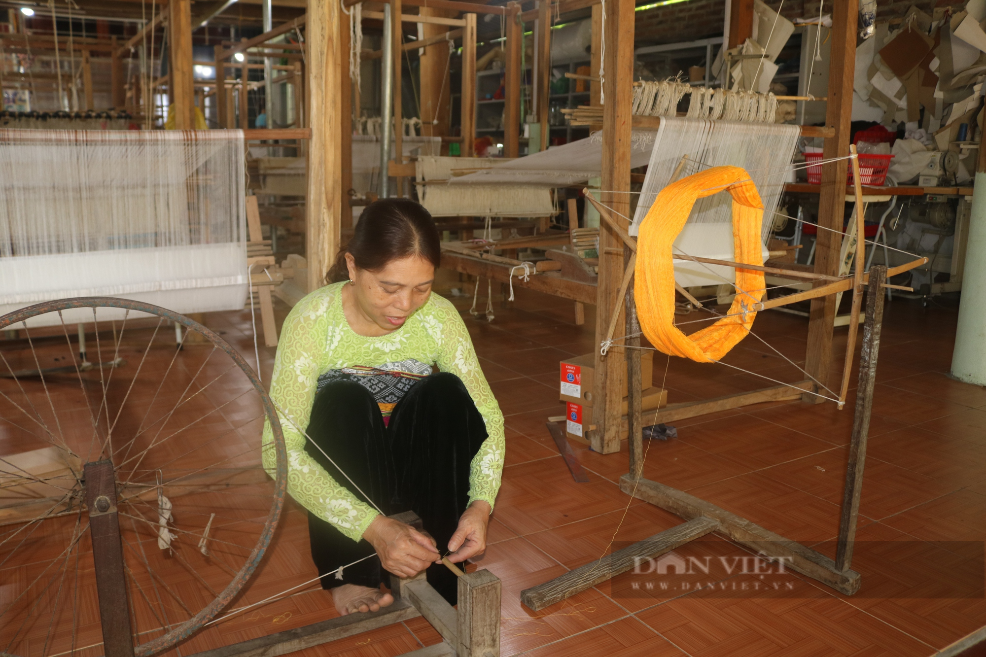 Những người phụ nữ dân tộc Thái Mai Châu gìn giữ nghề dệt thổ cẩm truyền thống gắn với du lịch - Ảnh 5.