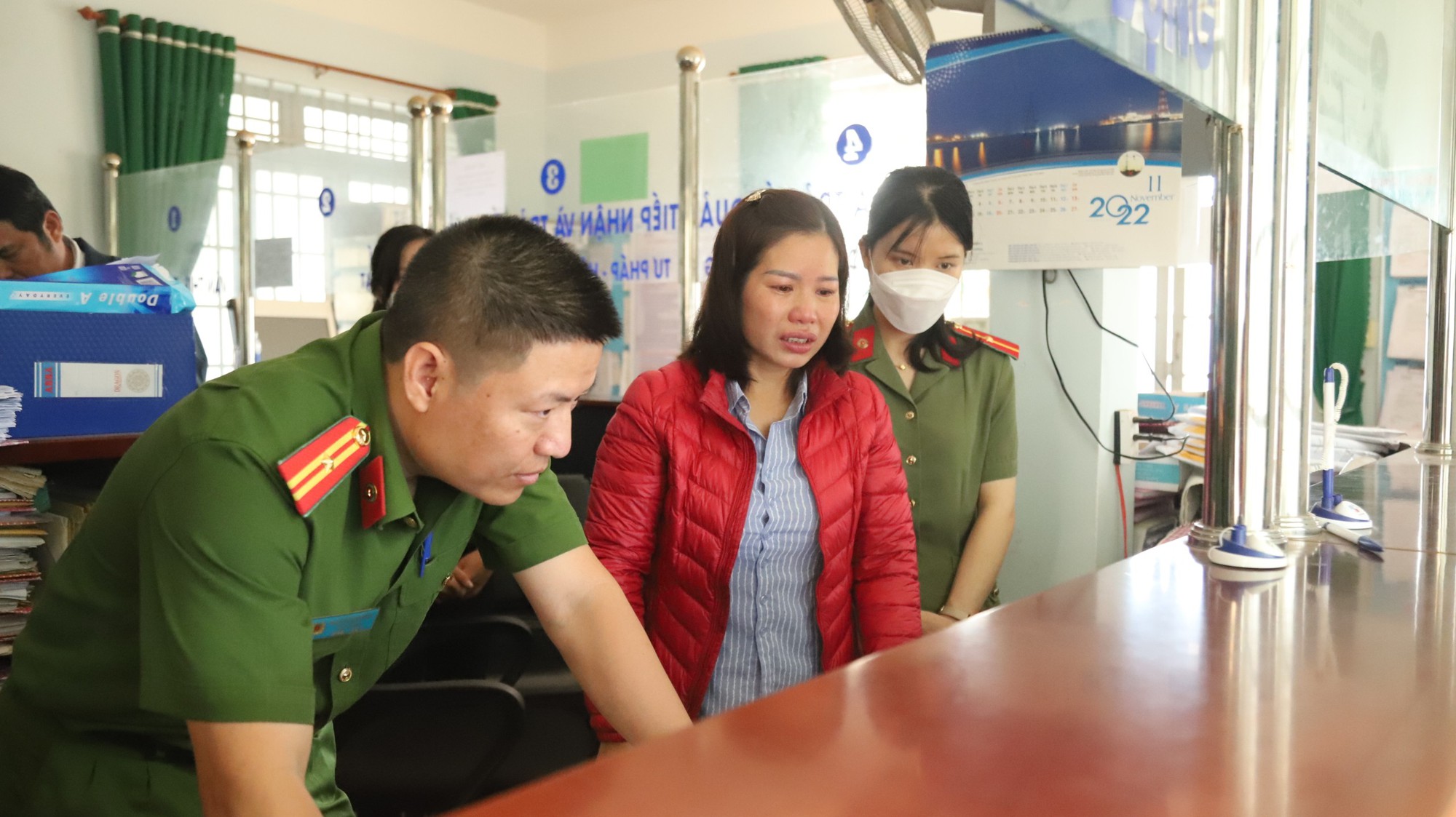 Bắt nữ cán bộ địa chính ở Lâm Đồng chiếm đoạt tiền tỷ của người dân - Ảnh 1.