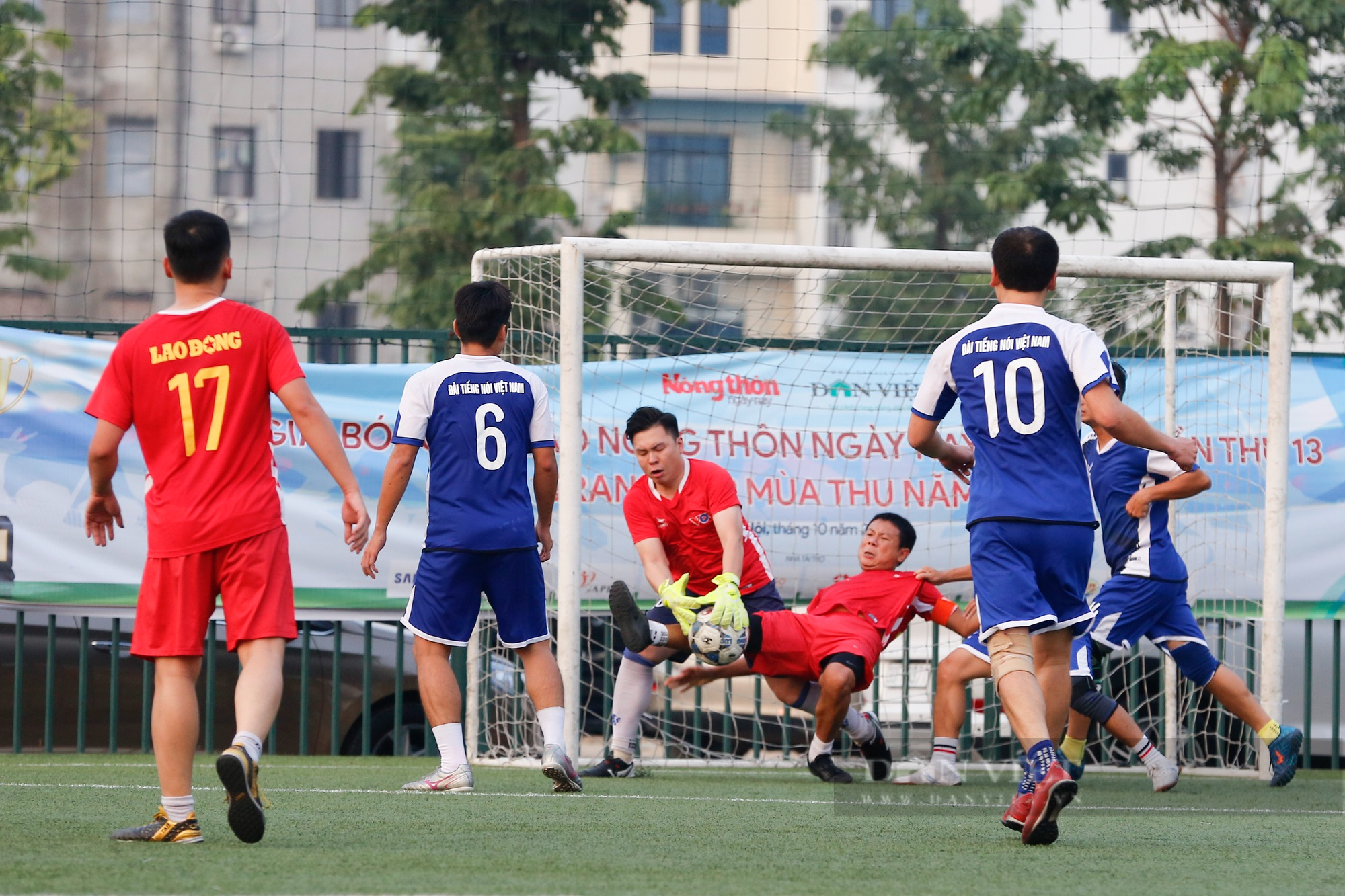 Đội bóng VOV chính thức lên ngôi vô địch sau chiến thắng nghẹt thở trước báo Lao Động - Ảnh 10.
