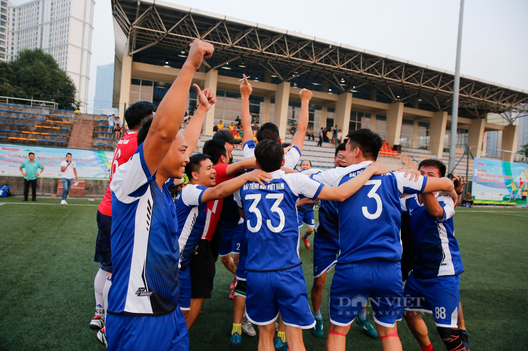 Đội bóng VOV chính thức lên ngôi vô địch sau chiến thắng nghẹt thở trước báo Lao Động - Ảnh 14.