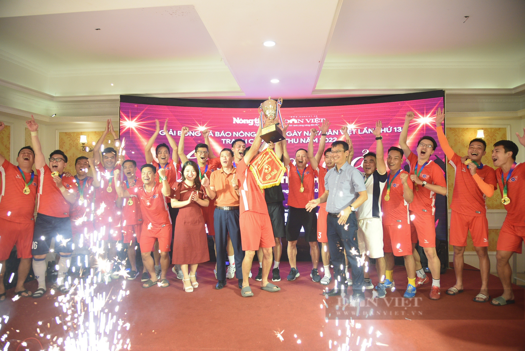 Hình ảnh Lễ bế mạc và Gala trao Giải bóng đá NTNN/Dân Việt 2022 - Ảnh 3.
