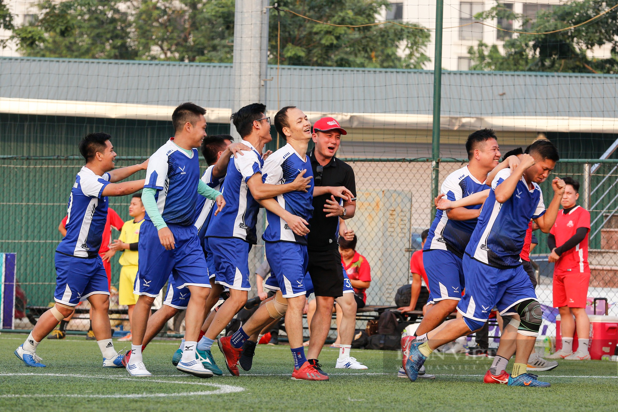 Đội bóng VOV chính thức lên ngôi vô địch sau chiến thắng nghẹt thở trước báo Lao Động - Ảnh 9.