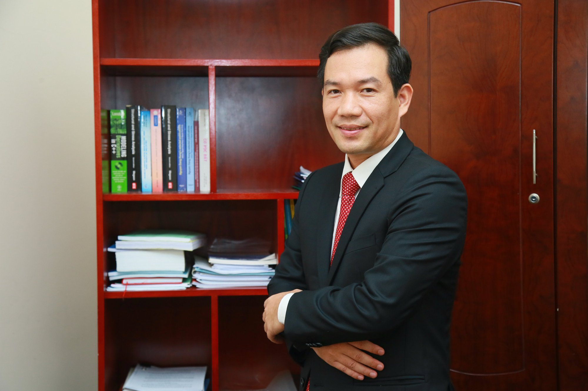 Ứng viên giáo sư trẻ nhất Việt Nam năm 2022: Hành trình từ sinh viên nghèo đến Phó Hiệu trưởng - Ảnh 2.
