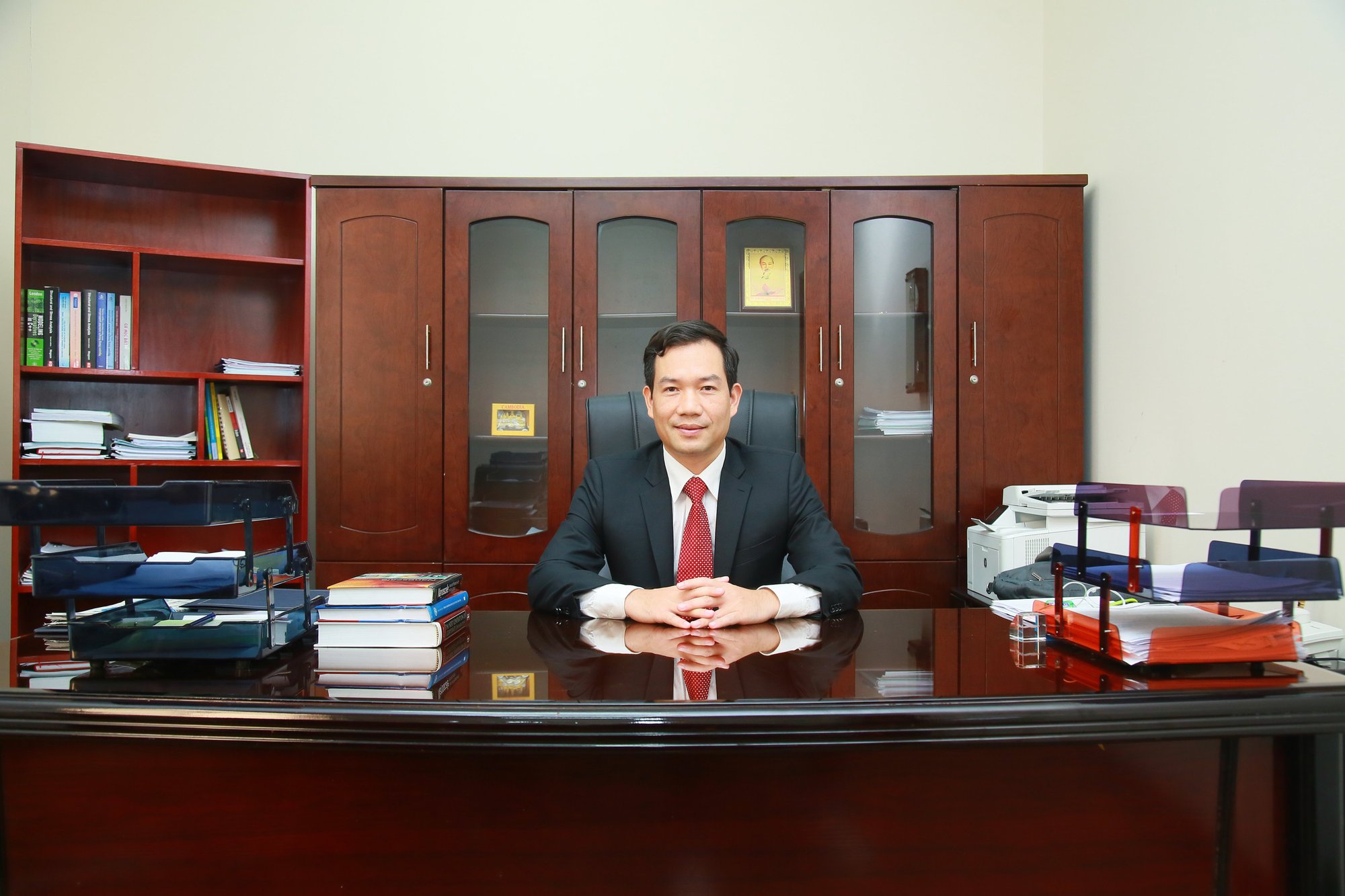 Ứng viên giáo sư trẻ nhất Việt Nam năm 2022: Hành trình từ sinh viên nghèo đến Phó Hiệu trưởng - Ảnh 1.