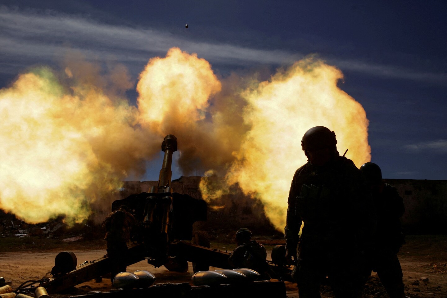 Nga-Ukraine đấu pháo hạng nặng ở Donbass, Kherson - Ảnh 1.