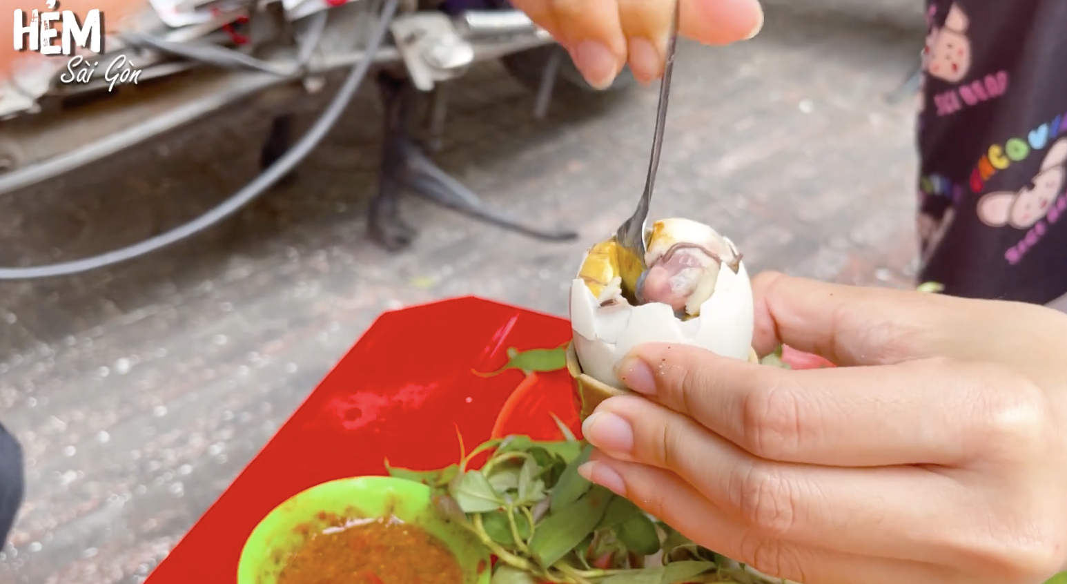 Quán trứng vịt lộn có hương vị đặc trưng, hút thực khách ngày bán cả nghìn quả - Ảnh 8.