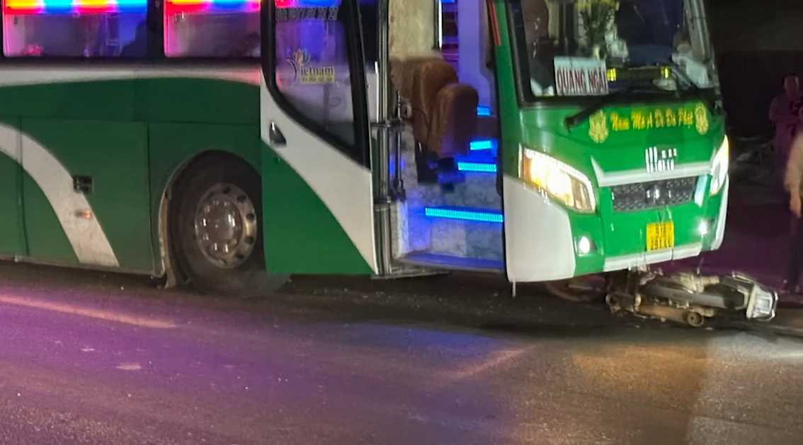 Bình Thuận: Người đàn ông đi xe máy băng qua đường bị xe khách tông tử vong trên Quốc lộ 1A - Ảnh 1.