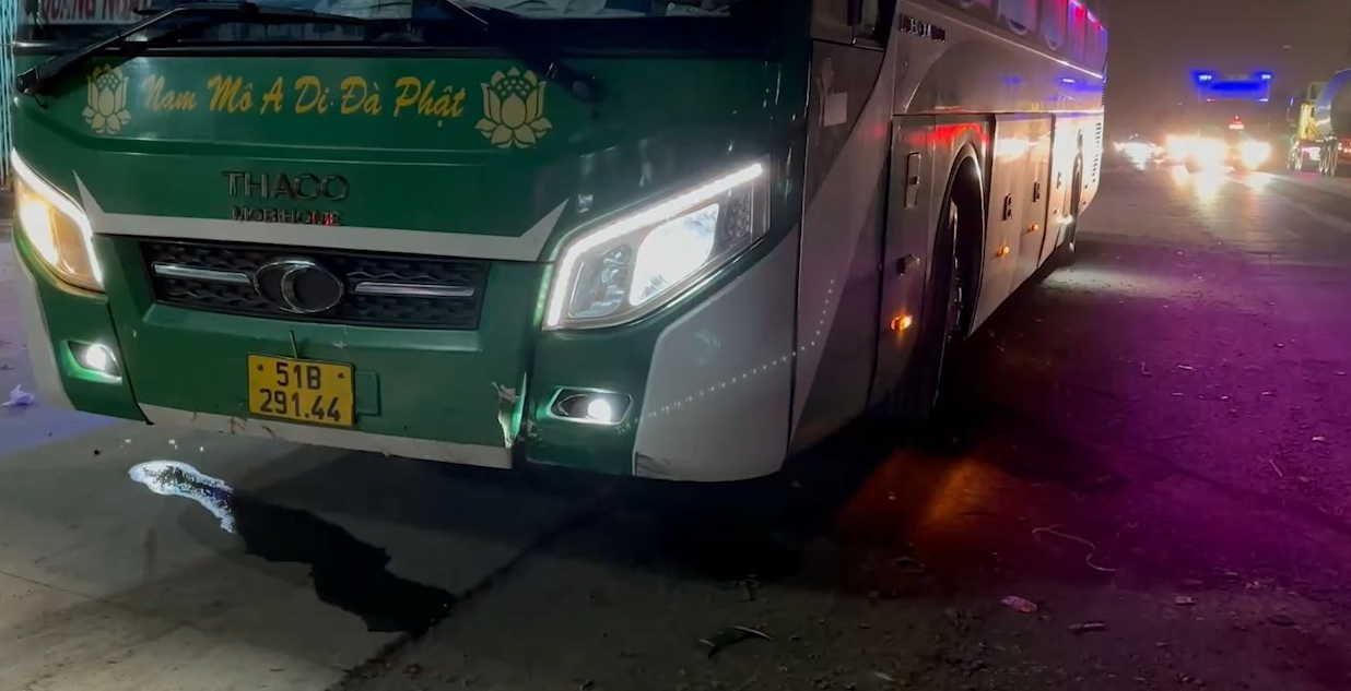 Bình Thuận: Người đàn ông đi xe máy băng qua đường bị xe khách tông tử vong trên Quốc lộ 1A - Ảnh 2.