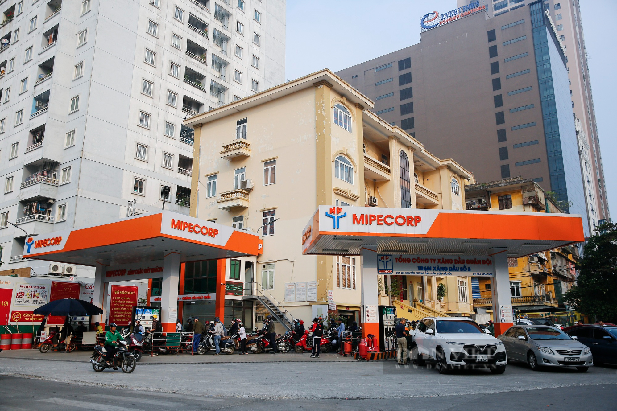 Nhiều cây xăng tại Hà Nội mở bán trở lại sau khi Bộ Công thương chỉ đạo “nóng” - Ảnh 2.