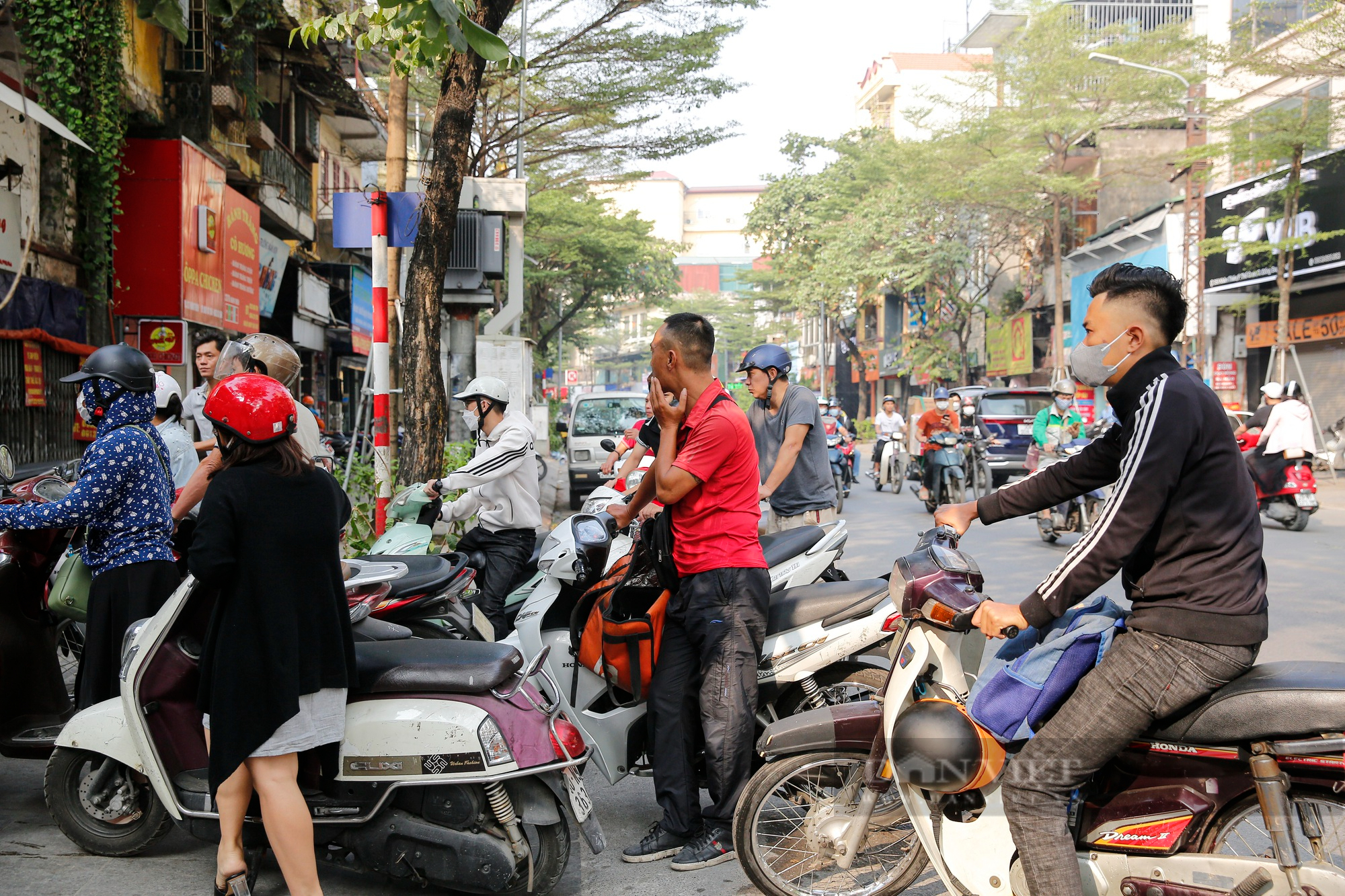 Nhiều cây xăng tại Hà Nội mở bán trở lại sau khi Bộ Công thương chỉ đạo “nóng” - Ảnh 13.