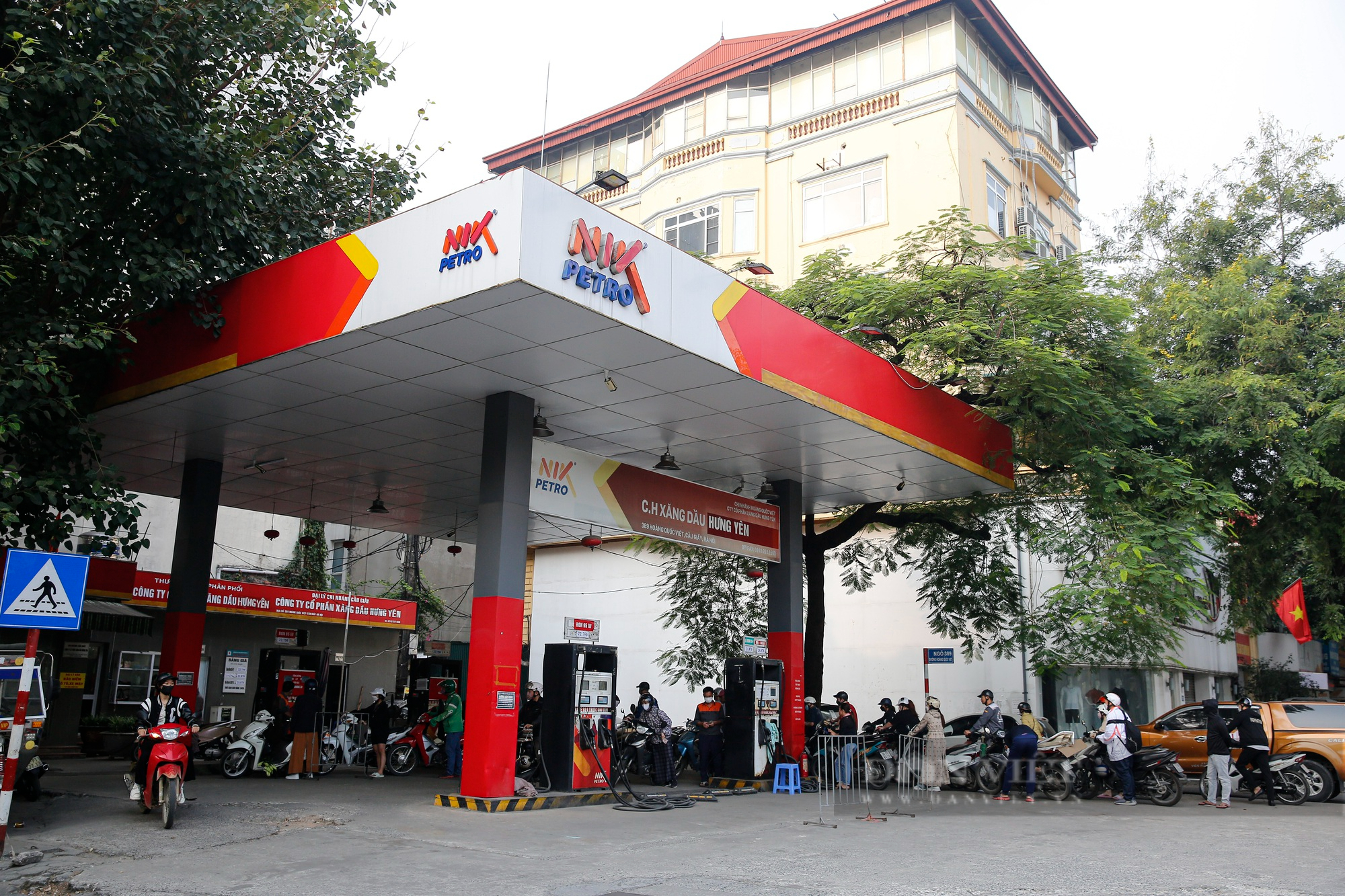 Nhiều cây xăng tại Hà Nội mở bán trở lại sau khi Bộ Công thương chỉ đạo “nóng” - Ảnh 4.