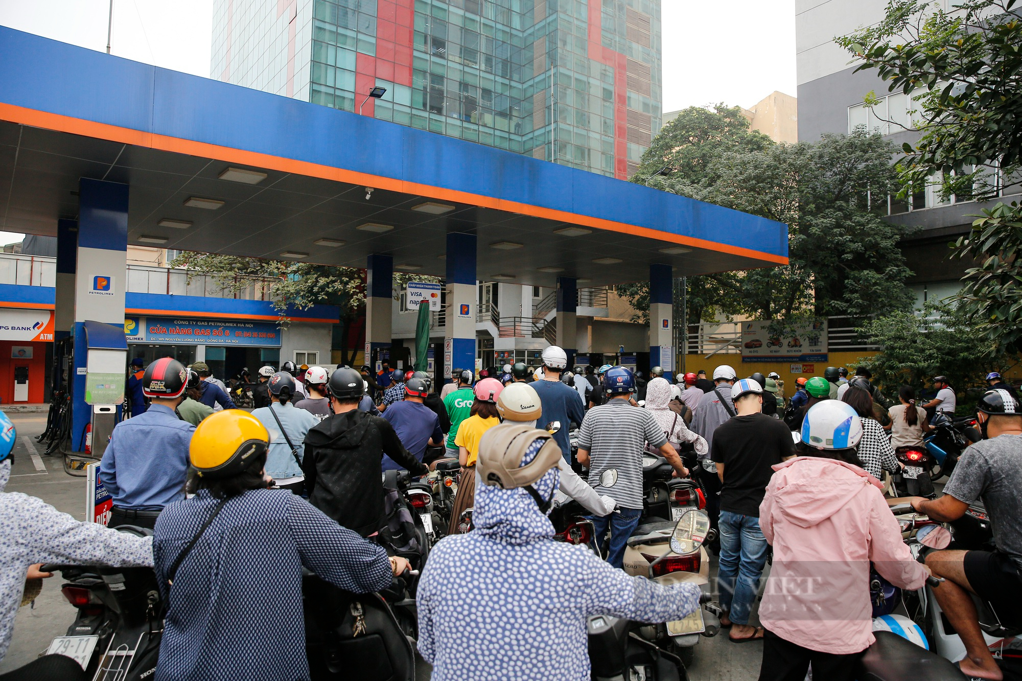Nhiều cây xăng tại Hà Nội mở bán trở lại sau khi Bộ Công thương chỉ đạo “nóng” - Ảnh 9.