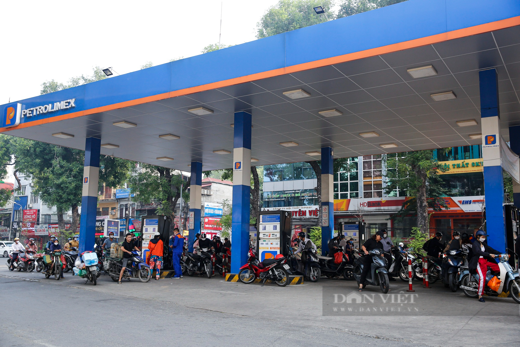 Nhiều cây xăng tại Hà Nội mở bán trở lại sau khi Bộ Công thương chỉ đạo “nóng” - Ảnh 10.