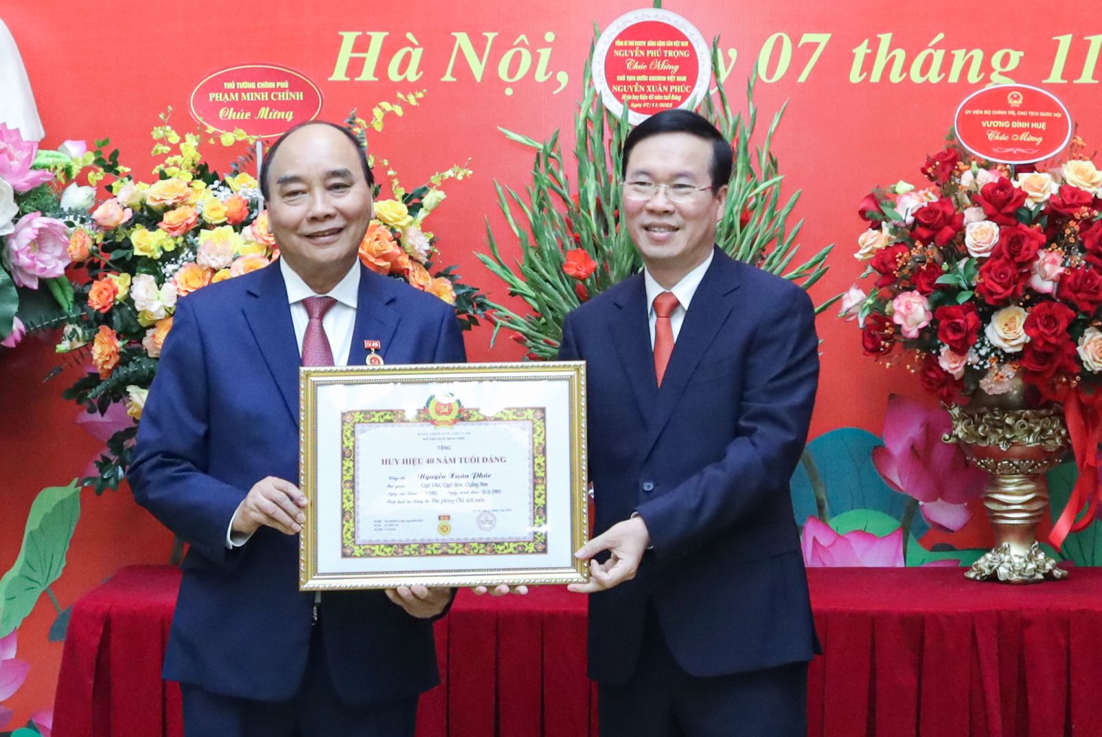 Uỷ viên Bộ Chính trị, Chủ tịch nước Nguyễn Xuân Phúc nhận Huy hiệu cao quý - Ảnh 1.