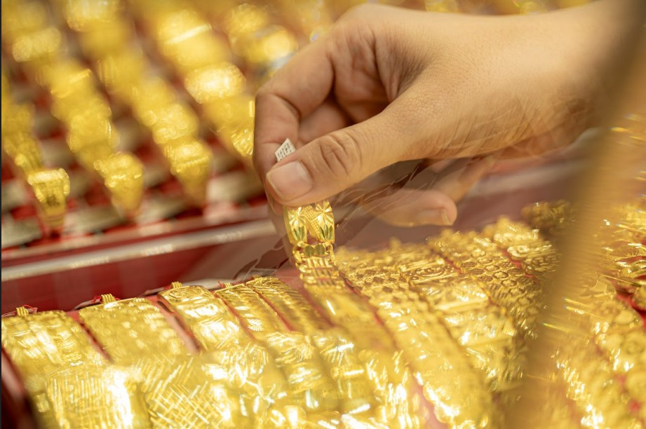 Vàng nhẫn tăng cao dù vàng miếng giảm 650.000 đồng, mua vàng lỗ bao nhiêu? - Ảnh 1.