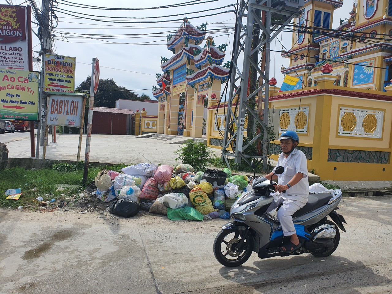 Khánh Hòa: Doanh nghiệp không thu gom, hàng trăm hộ dân &quot;hưởng thụ&quot; mùi rác - Ảnh 1.