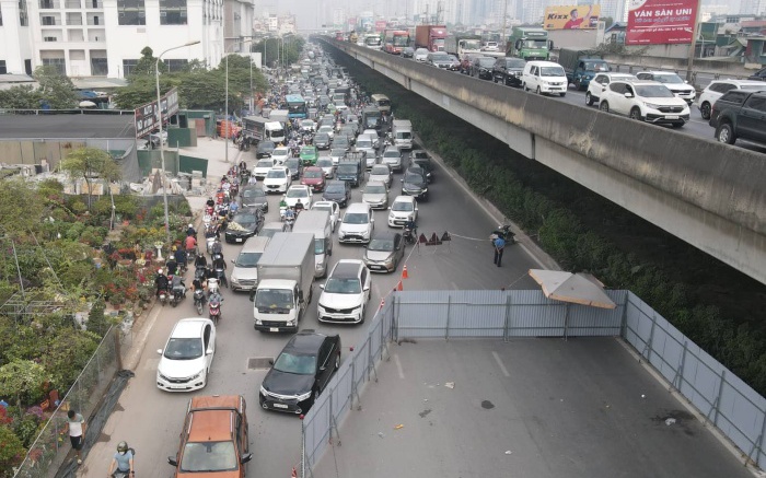 Người dân "vã mồ hôi" vượt qua đoạn đường bị quây tôn gây ùn tắc kéo dài ở Hà Nội
