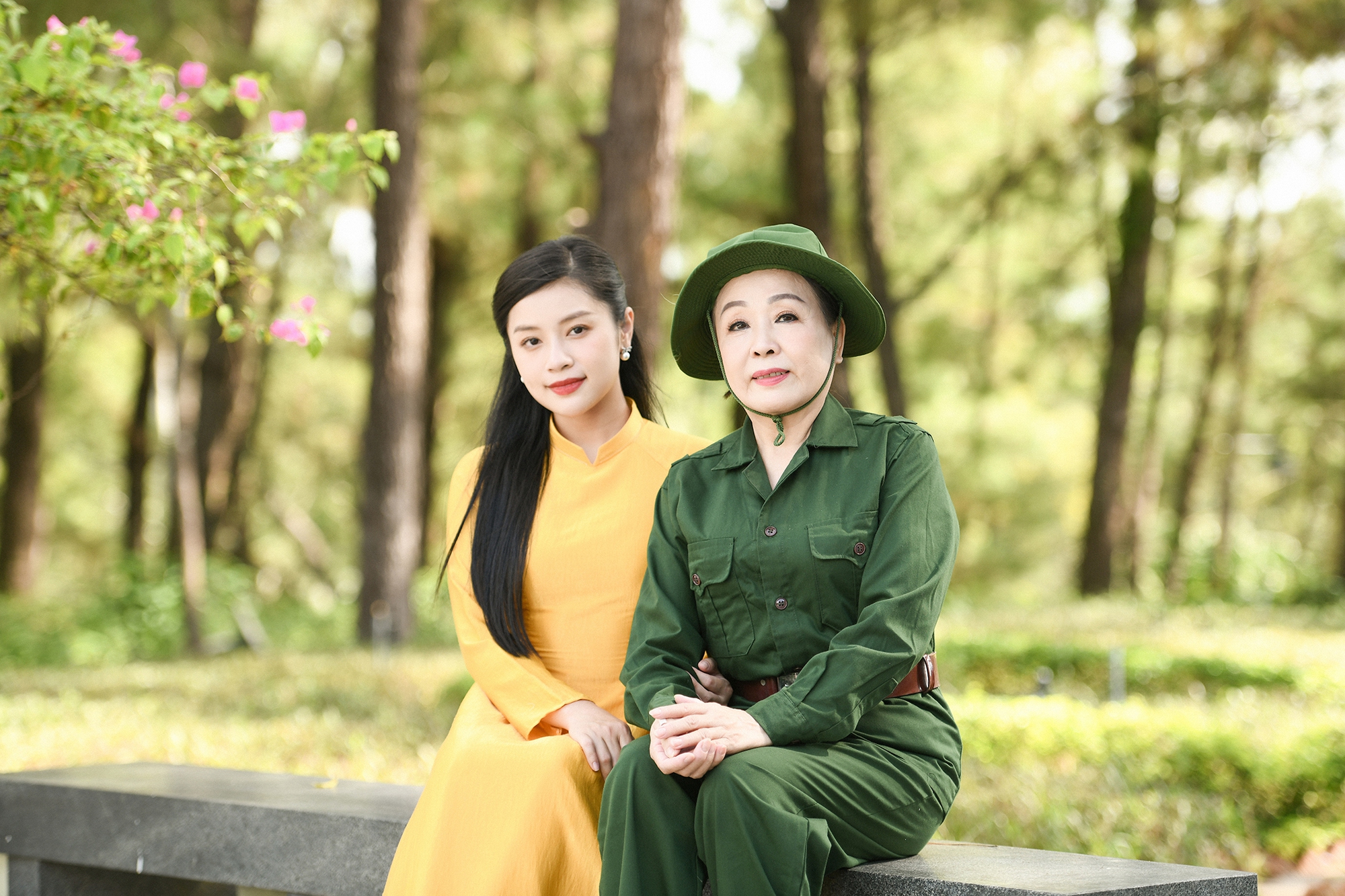Nghệ sĩ Văn Báu “Cảnh sát hình sự”, NSND Thu Hiền băng rừng vượt núi đóng phim ca nhạc của Nguyễn Thu Hằng - Ảnh 16.
