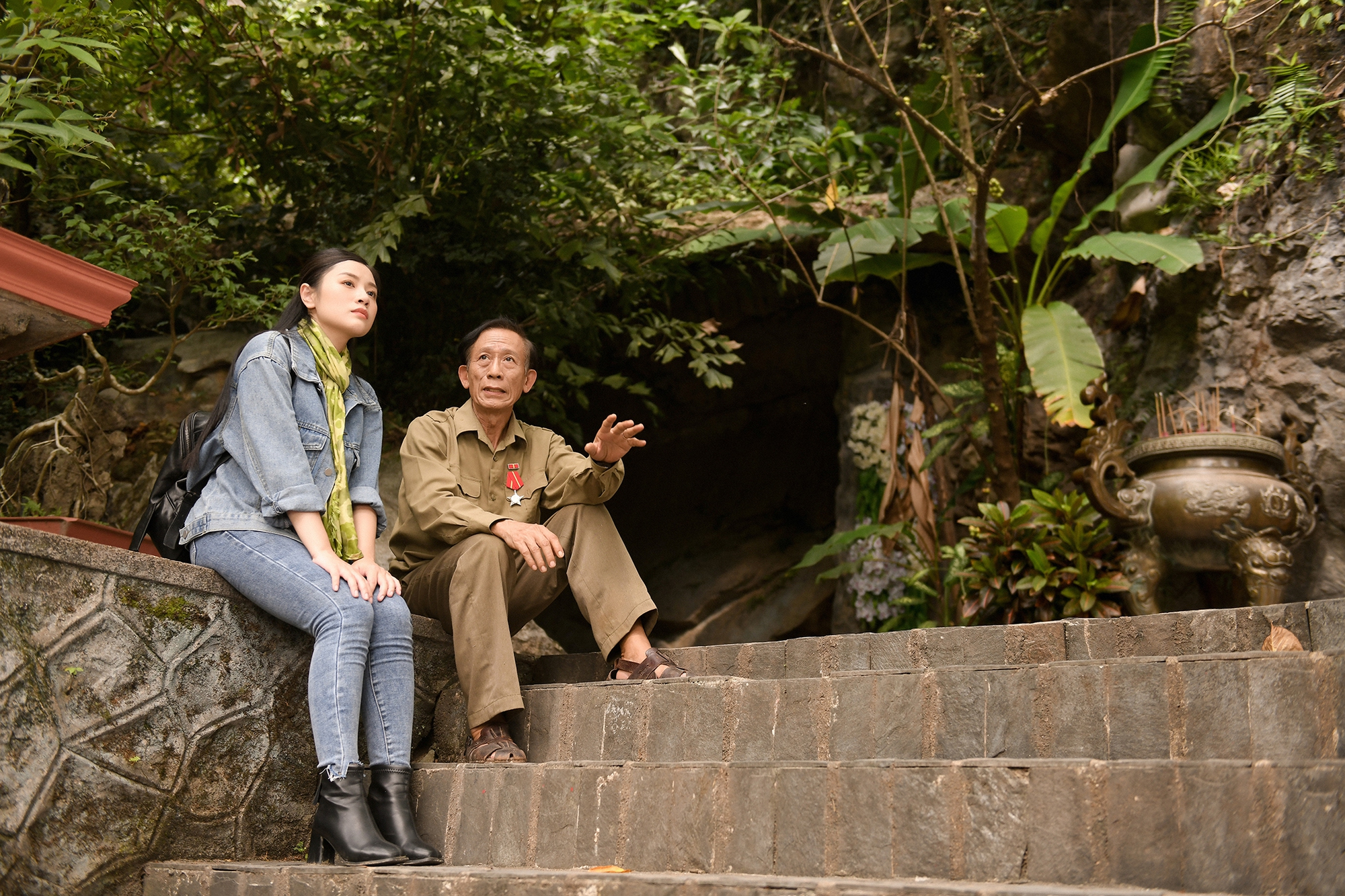 Nghệ sĩ Văn Báu “Cảnh sát hình sự”, NSND Thu Hiền băng rừng vượt núi đóng phim ca nhạc của Nguyễn Thu Hằng - Ảnh 13.