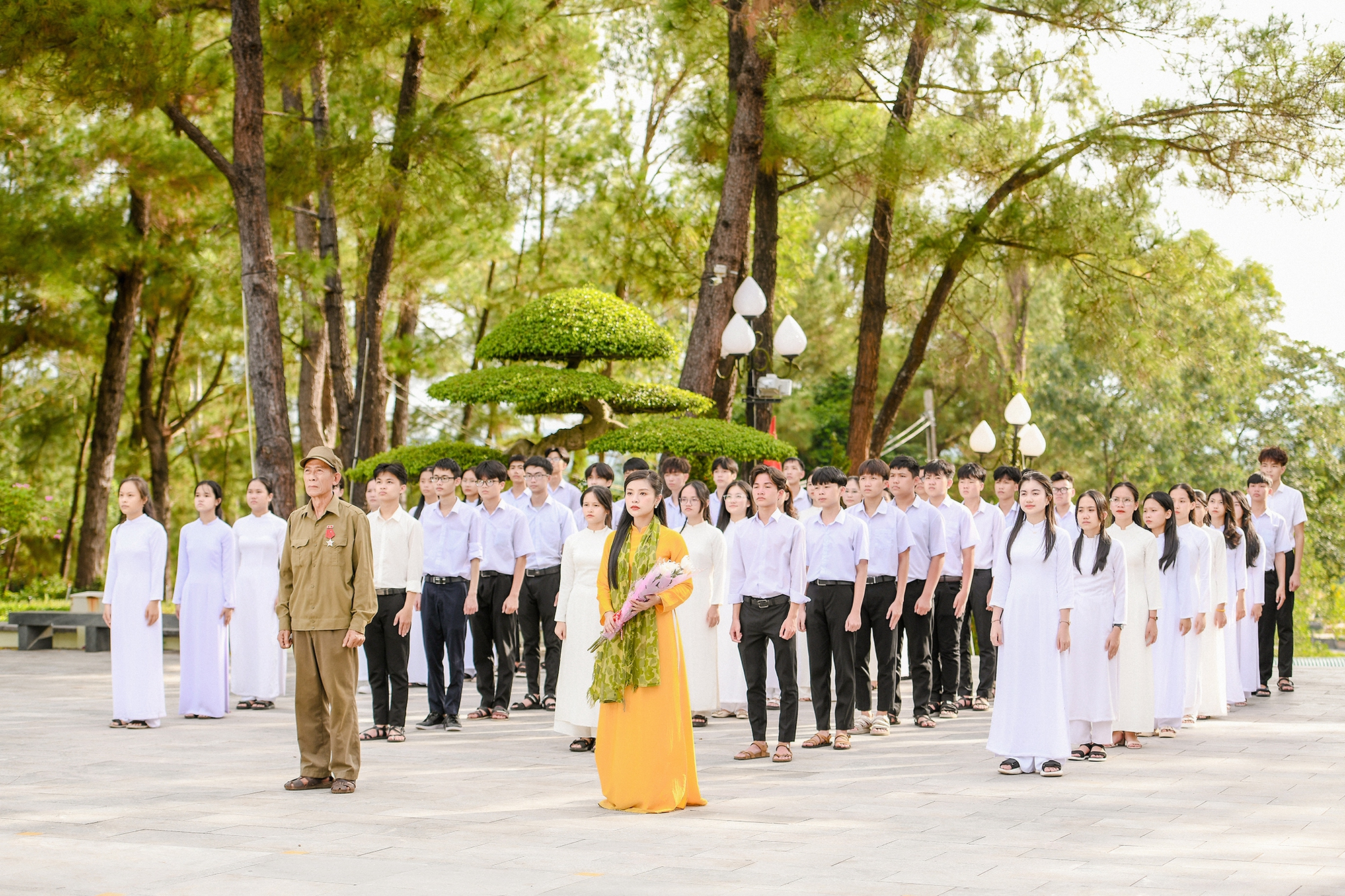 Nghệ sĩ Văn Báu “Cảnh sát hình sự”, NSND Thu Hiền băng rừng vượt núi đóng phim ca nhạc của Nguyễn Thu Hằng - Ảnh 10.