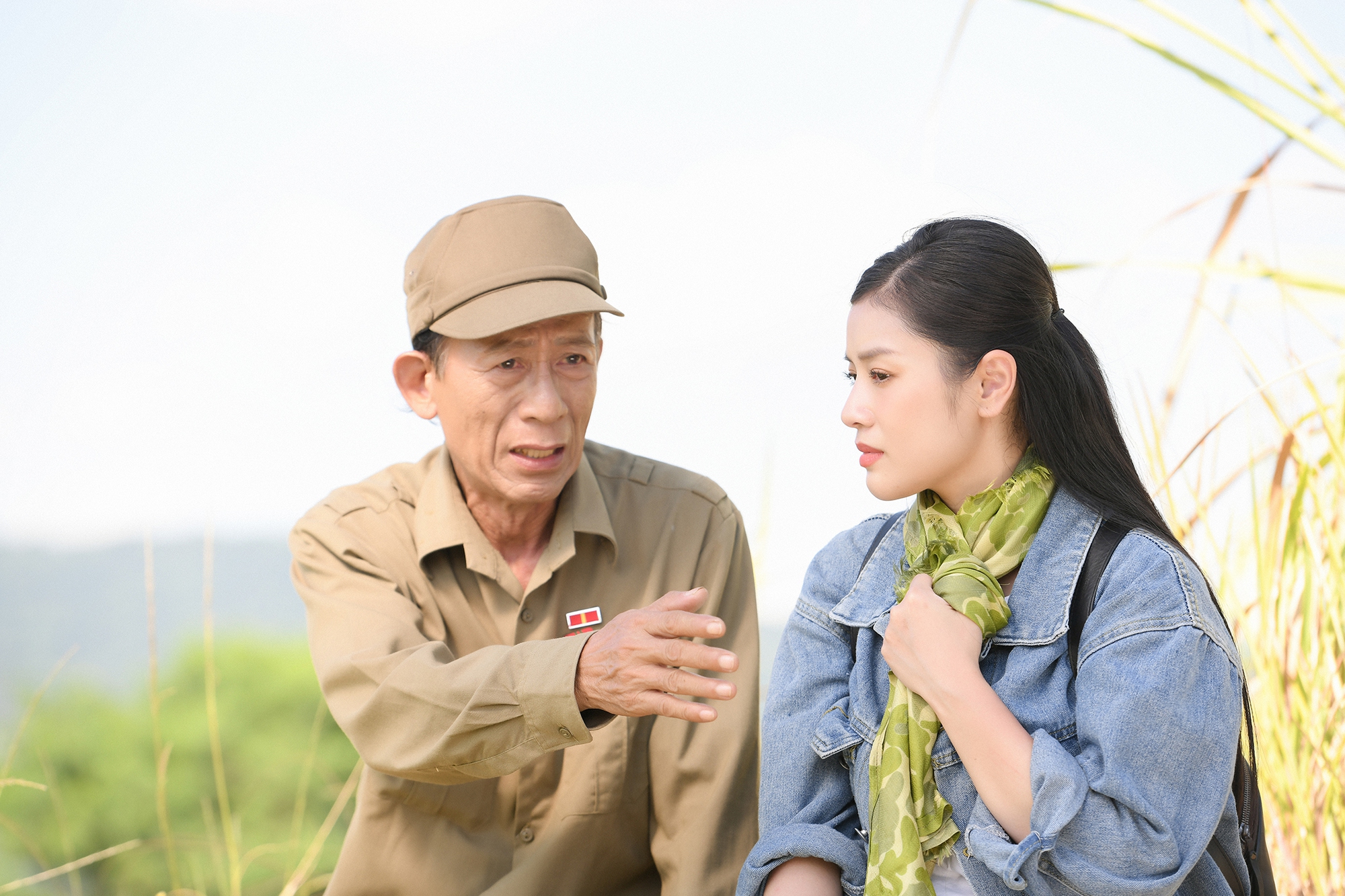Nghệ sĩ Văn Báu “Cảnh sát hình sự”, NSND Thu Hiền băng rừng vượt núi đóng phim ca nhạc của Nguyễn Thu Hằng - Ảnh 8.
