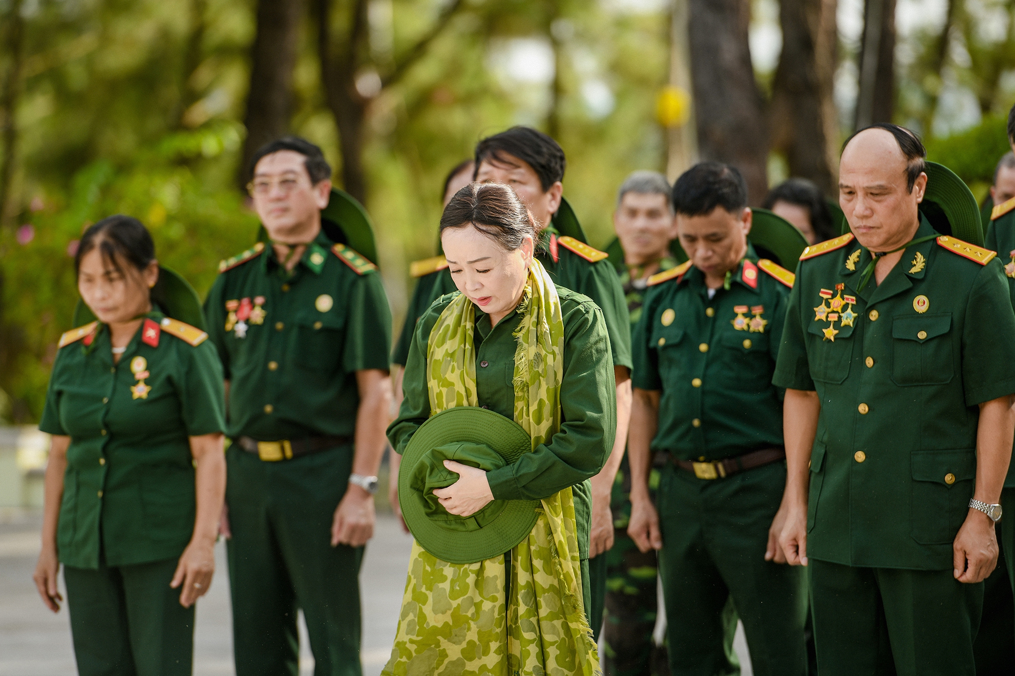 Nghệ sĩ Văn Báu “Cảnh sát hình sự”, NSND Thu Hiền băng rừng vượt núi đóng phim ca nhạc của Nguyễn Thu Hằng - Ảnh 15.