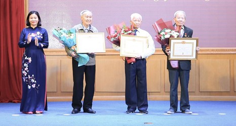 Phó Bí thư Thường trực Thành ủy Hà Nội trao Huy hiệu Đảng tại quận Thanh Xuân - Ảnh 1.