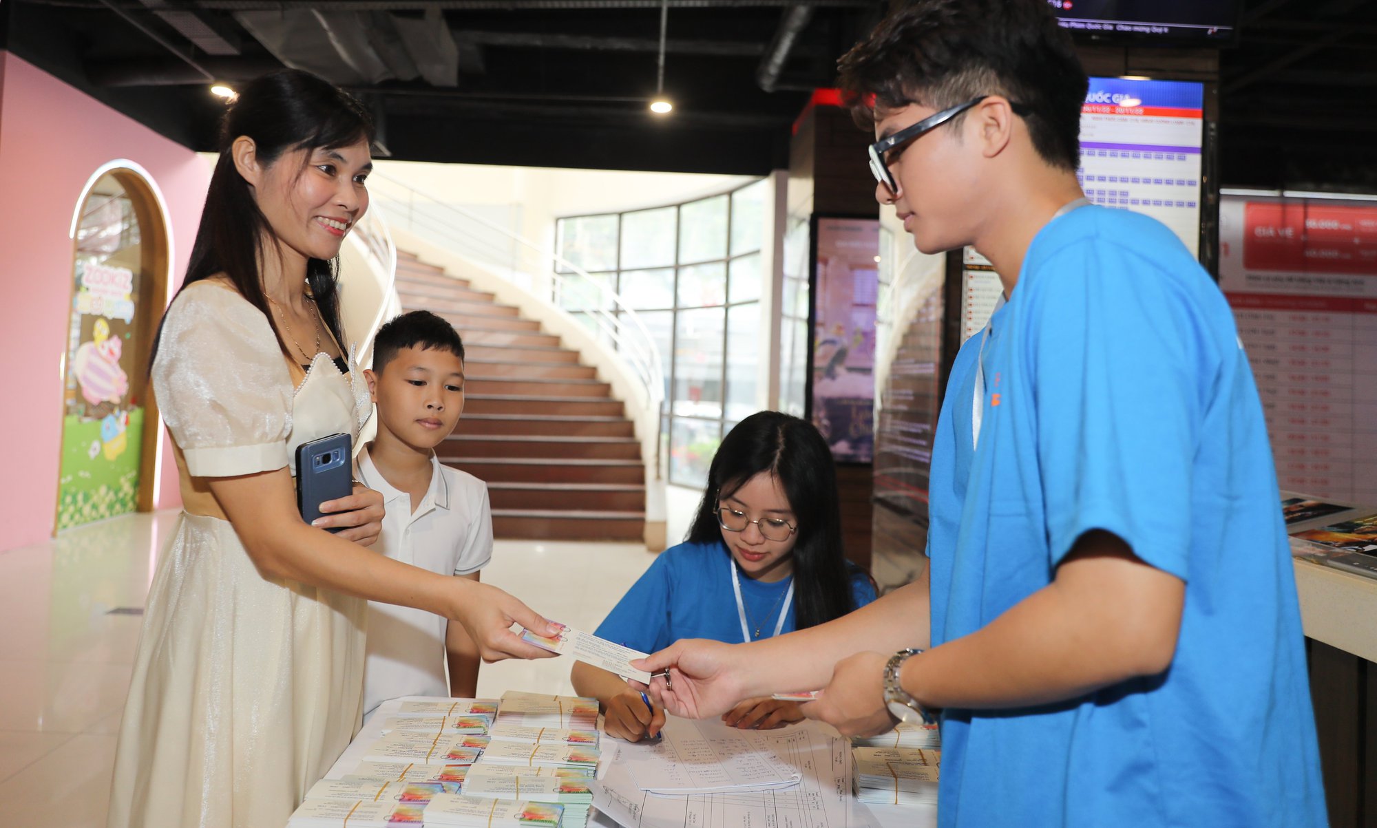 Khán giả Hà Nội háo hức cầm trên tay vé xem phim miễn phí - Ảnh 1.