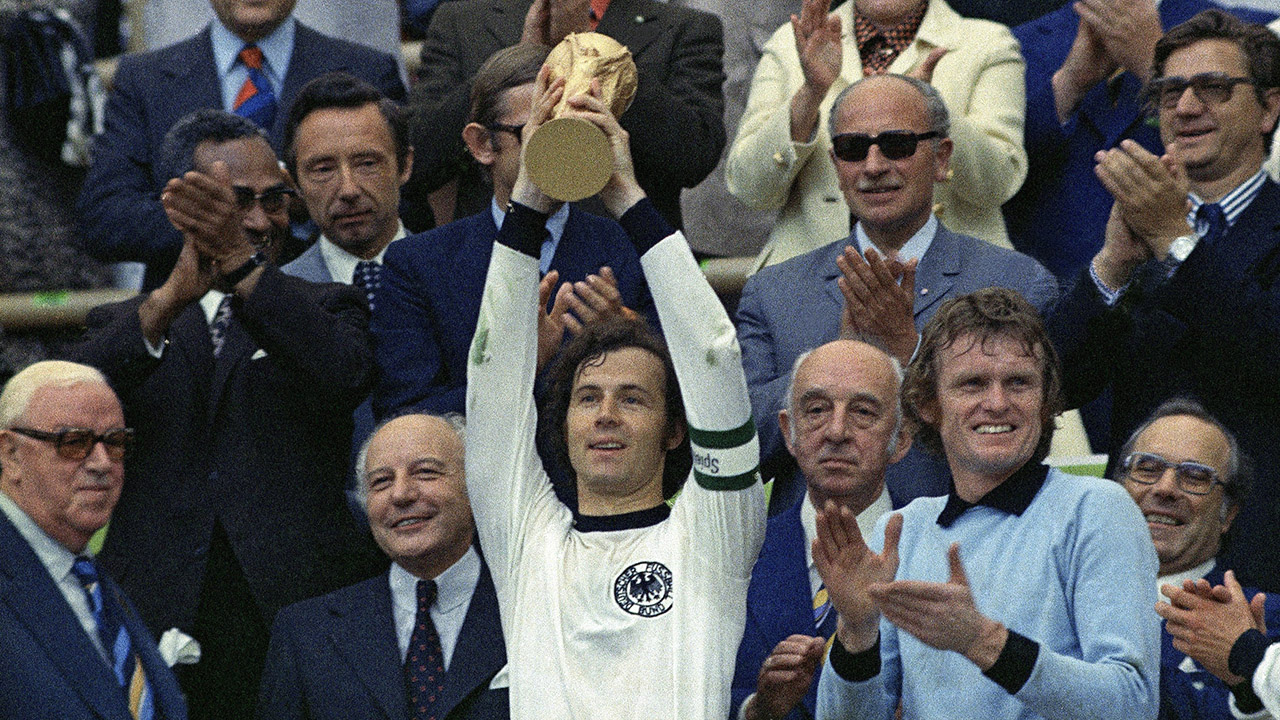 “Hoàng đế” Beckenbauer đã làm gì để hạ gục “Thánh” Cruyff tại World Cup 1974? - Ảnh 5.